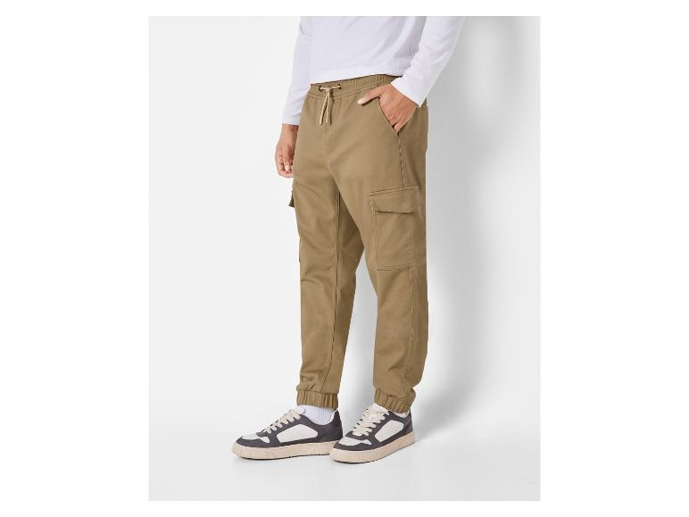 Pantalon cargo beige avec cordon de serrage et baskets blanches