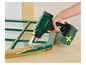 Un décapeur thermique sans fil Parkside utilisé pour enlever de la peinture.