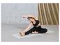 Une femme pratiquant le yoga sur un tapis.