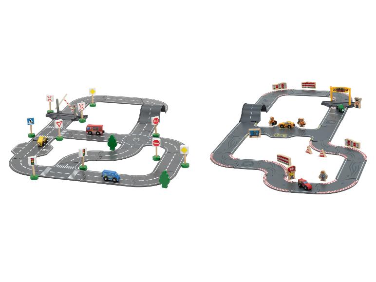 Deux ensembles de pistes de jeu en bois avec voitures et panneaux de signalisation.