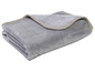 Une couverture douce de couleur gris avec une bordure beige.