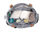 Un sac à langer gris avec des couches, des biberons et de la nourriture pour bébé.