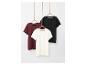 T-shirts noirs, blancs et bordeaux sur cintres.