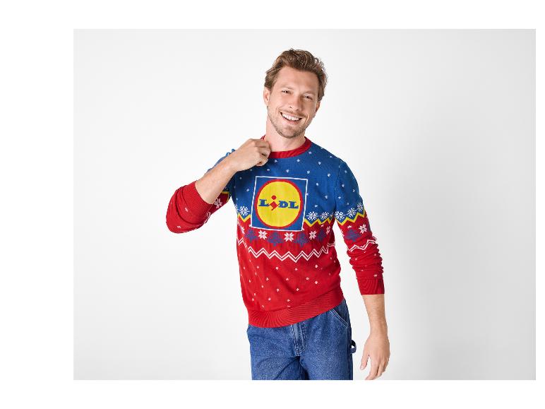 Homme en pull de Noël Lidl bleu et rouge et jean.