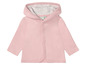 Un sweat à capuche rose pour bébé.