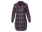 Une chemise de nuit longue à carreaux rouge, blanc et bleu.