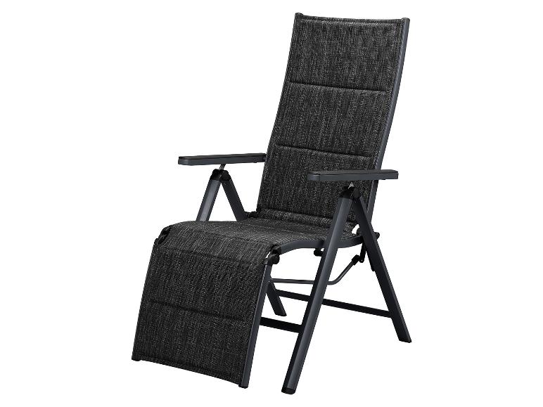 Chaise longue de jardin noire et pliable avec dossier et repose-pieds réglables.