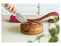 Un gâteau marbré est coupé avec un couteau.