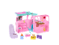 Camping-car jouet rose avec accessoires et une petite figurine de chien.