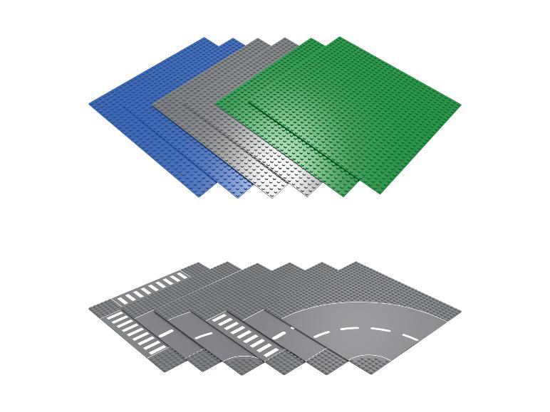 Plaques de base Lego colorées et plaques de route grises avec marquages.