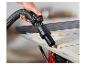 L'aspirateur d'atelier PARKSIDE PERFORMANCE® PPWD 30 B2 nettoie la sciure d'une table.