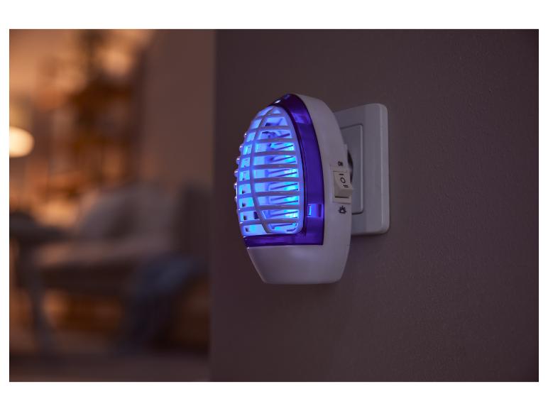 Appareil anti-insectes à lumière bleue, branché sur une prise murale.