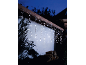 Guirlande lumineuse stalactite LED suspendue à un toit, éclairant une façade la nuit.