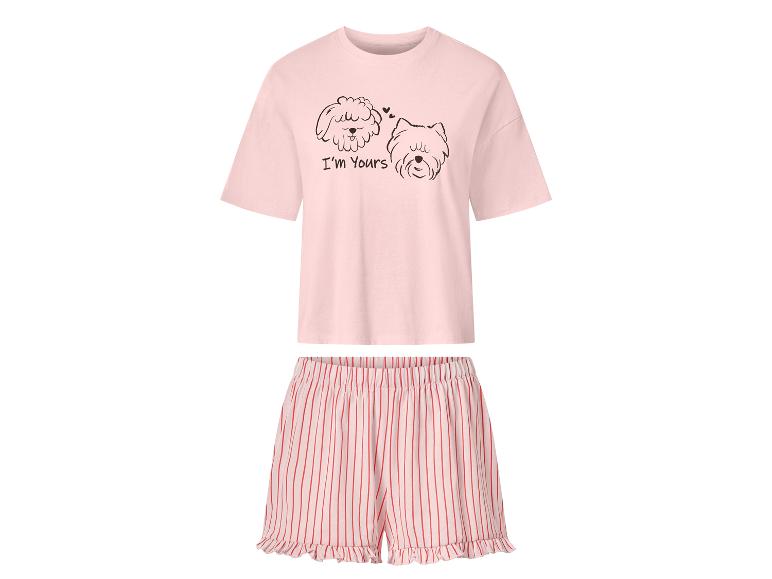 Pyjama rose avec t-shirt à motif chiens et short rayé.