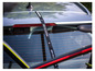 Une sangle noire pour transporter des vélos avec le logo fab.com fixée à une voiture.