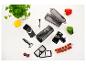 Ensemble d'accessoires de cuisine Genius pour couper les légumes, avec poivrons, tomates et persil.