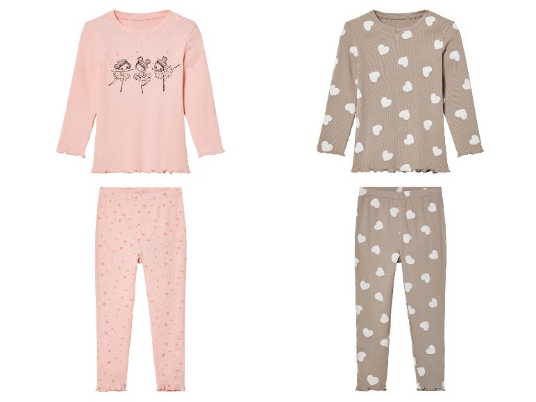 Deux ensembles de vêtements pour filles avec des manches longues et des leggings, l'un avec un imprimé de ballerines et l'autre avec des coeurs.