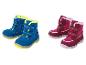 Deux paires de bottes pour enfants : une bleue et une rose