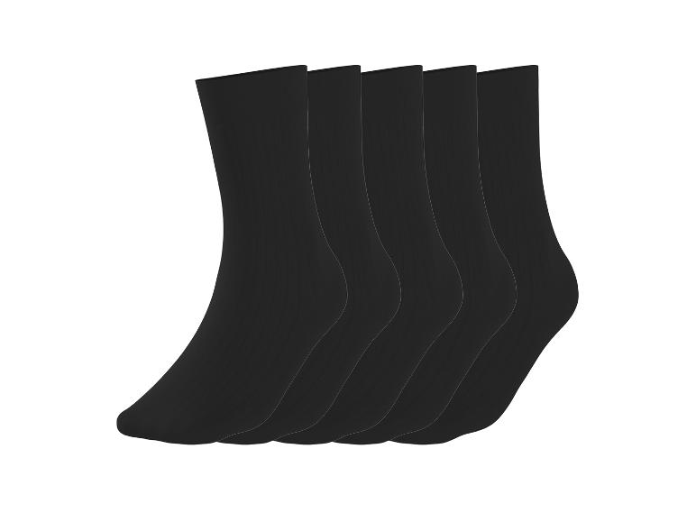 Cinq chaussettes noires alignées