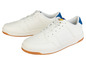 Deux paires de baskets blanches avec des accents bleus.