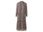 Robe longue bleue à imprimé floral.