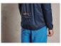 Une veste de pluie bleu marine avec l'inscription 'BIKE' portée sur un pantalon de sport bleu.
