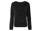 Un pull noir à paillettes.
