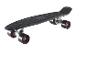 Skateboard noir avec roulettes rouges.
