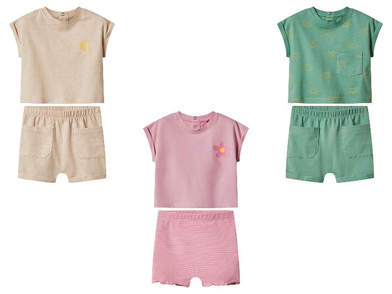 Trois ensembles de vêtements pour enfants: beige avec soleil, rose avec fleur et vert avec soleils.