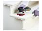 Une main utilisant une ponceuse Parkside pour poncer un escalier en bois blanc.