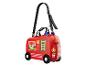Une valise rouge à roulettes avec un motif de camion de pompiers pour enfants.