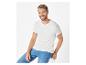T-shirt blanc et jeans : vêtements homme décontractés.