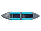 Un kayak gonflable deux places prêt pour l'aventure.