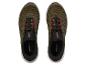 Une paire de chaussures de sport en maille olive avec des accents rouges et des lacets noirs