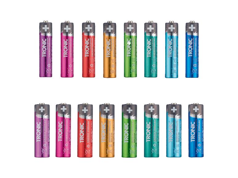 Deux rangées de piles rechargeables colorées, AAA 1000mAh et AA 2500mAh, en violet, rose, rouge, orange, vert, sarcelle et bleu.