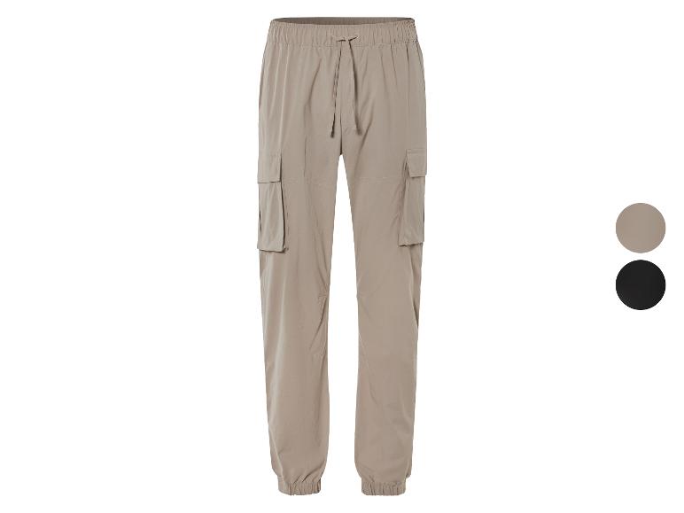 Pantalon cargo beige avec taille élastique.