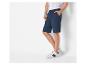 Shorts et baskets pour homme : un style décontracté.