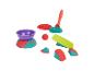 Jeu de sable cinétique pour enfants avec récipients et outils.
