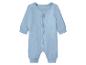 Grenouillère bébé bleu clair à manches longues avec boutons sur le devant.