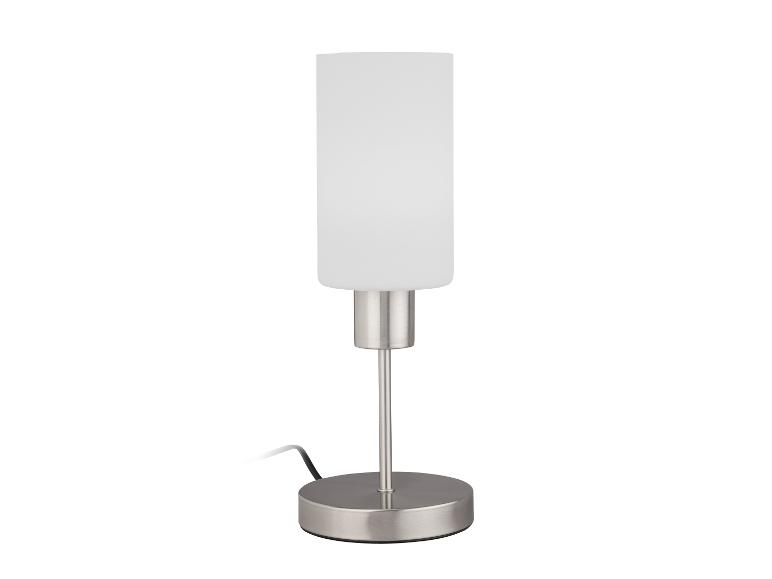 Une lampe de table argentée avec un abat-jour en verre blanc.