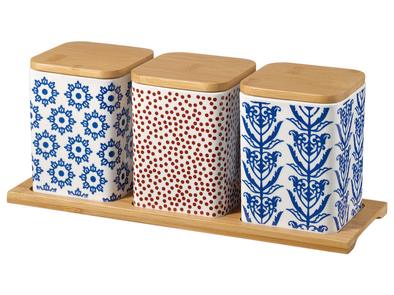 Trois pots en céramique avec des couvercles en bambou, avec différents motifs bleus et blancs.