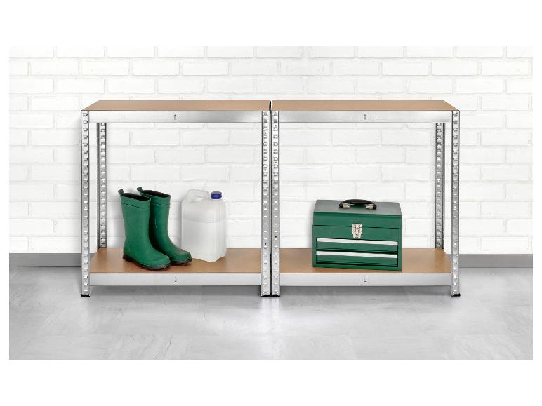 Étagères métalliques avec bottes de jardin, bidon et boîte à outils verte sur fond de mur de briques blanches.