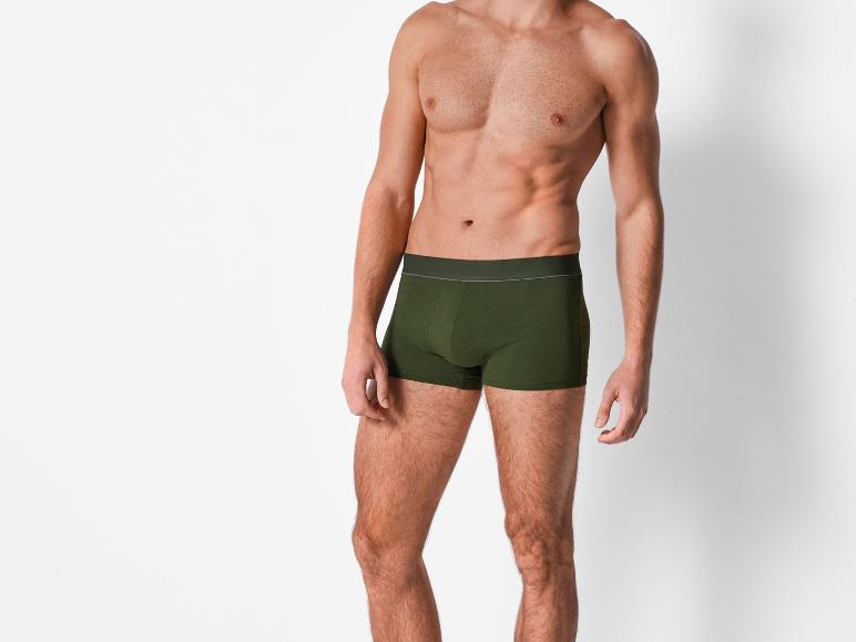 Homme en caleçon vert