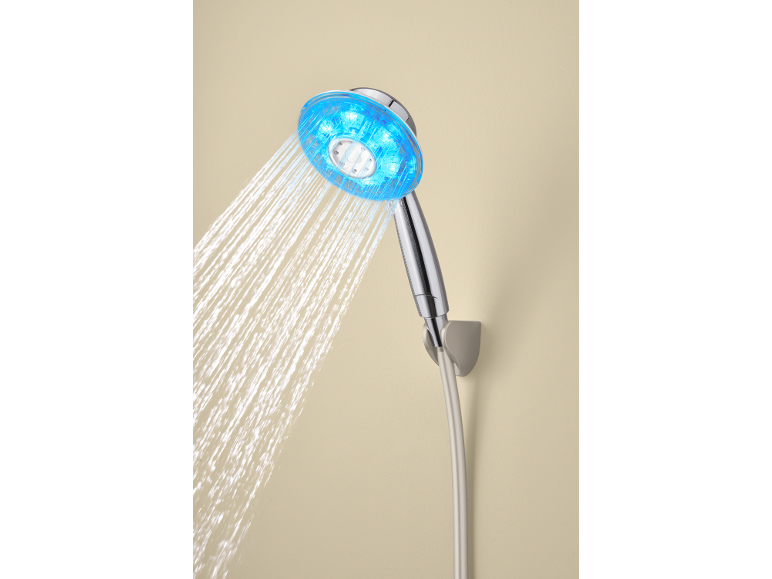 Pommeau de douche à main avec lumières LED bleues et eau jaillissante, monté sur un mur beige.