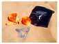 Un set de badminton de plage avec des cordons orange, des crochets en métal et un sac Speed Badminton.