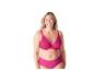 Une femme portant un soutien-gorge et une culotte en dentelle rose.