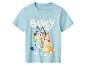 T-shirt enfant bleu clair avec le texte 'BLUEY' et les personnages Bluey et Bingo s'étreignant.