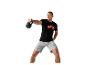 Homme faisant des exercices avec une kettlebell et portant un t-shirt et un short.