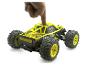 Une main appuie sur un modèle de 4x4 jaune et noir.
