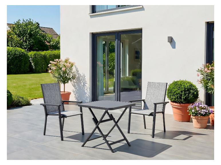 Ensemble de mobilier de jardin: table pliante grise et deux chaises sur une terrasse.